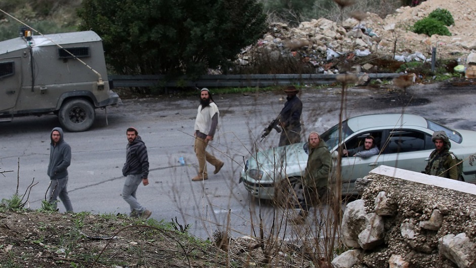 مستوطن يحاول دعس معلمة شمال غرب أريحا