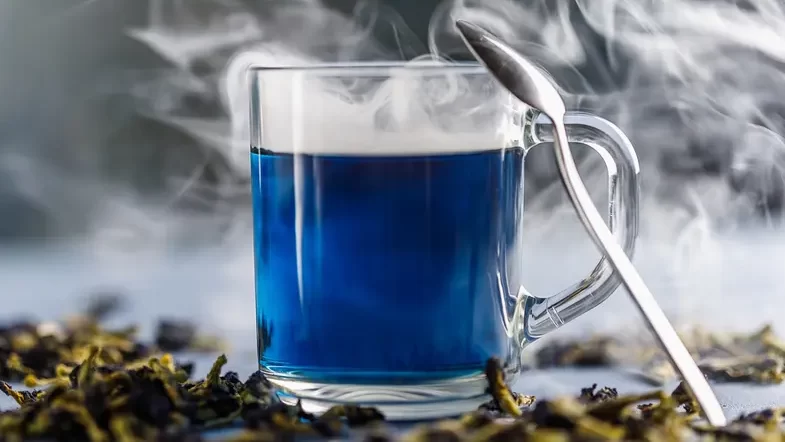 لا أحمر ولا أخضر.. 10 فوائد صحية مذهلة للشاي الأزرق