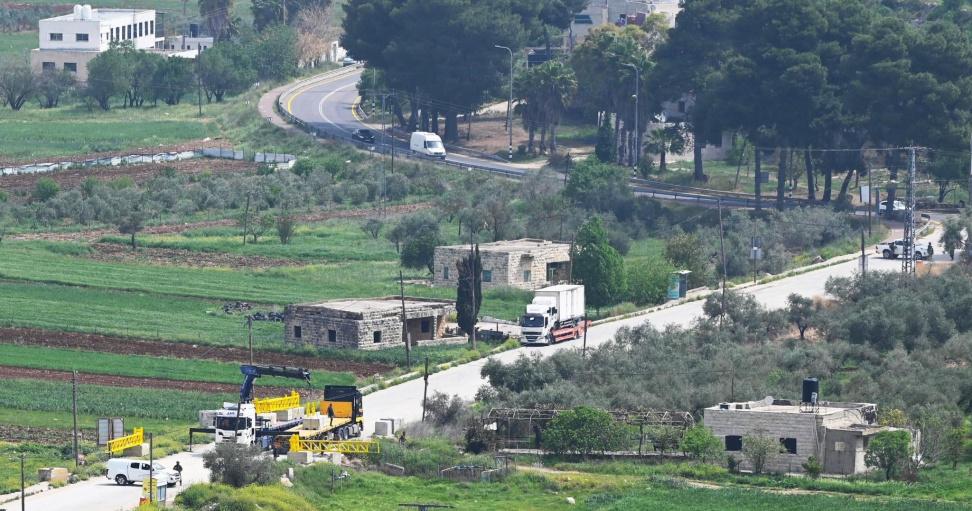 الاحتلال ينصب بوابة حديدية عند مدخل اللبن الشرقية جنوب نابلس