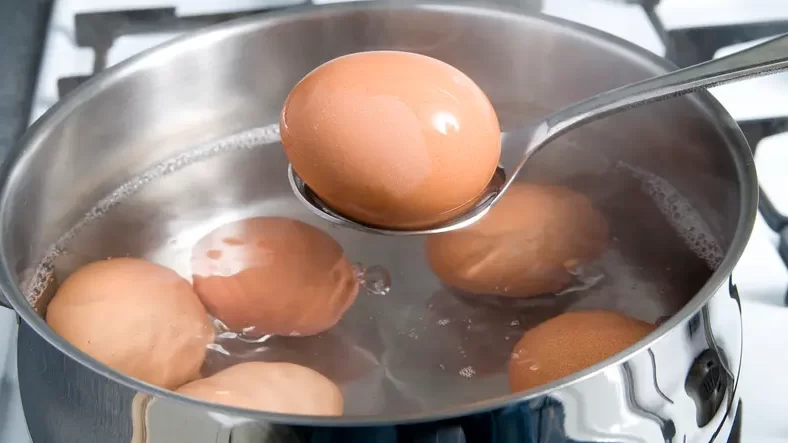 سبب عبقري سيجعلك تعيد استخدام ماء سلق البيض