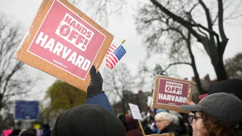 "هارفارد" تقاضي ترمب بعد تجميد 2.2 مليار دولار من التمويل الفيدرالي