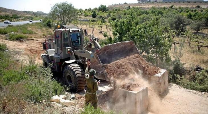قوات الاحتلال تغلق طريقاً زراعياً في الخضر جنوب بيت لحم