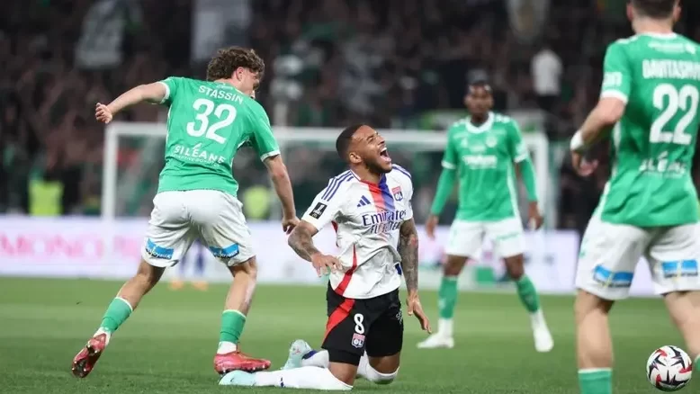 إيقاف حكم الريال وأرسنال بسبب "كارثة" تحكيمية