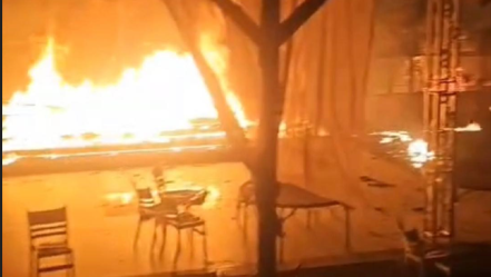 مستوطنون يحرقون قاعة أفراح ويخطون شعارات عنصرية غرب سلفيت