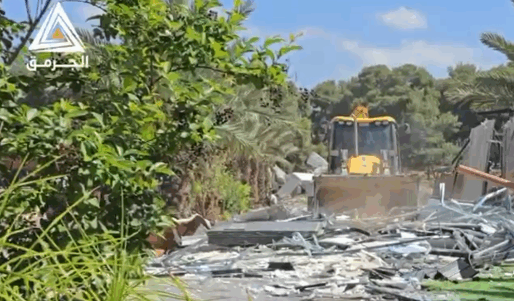 سلطات الاحتلال تهدم عزبة في طمرة وتعتقل صاحبها وتعتدي على نجليه