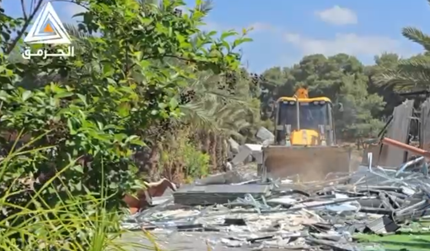 سلطات الاحتلال تهدم عزبة في طمرة وتعتقل صاحبها وتعتدي على نجليه