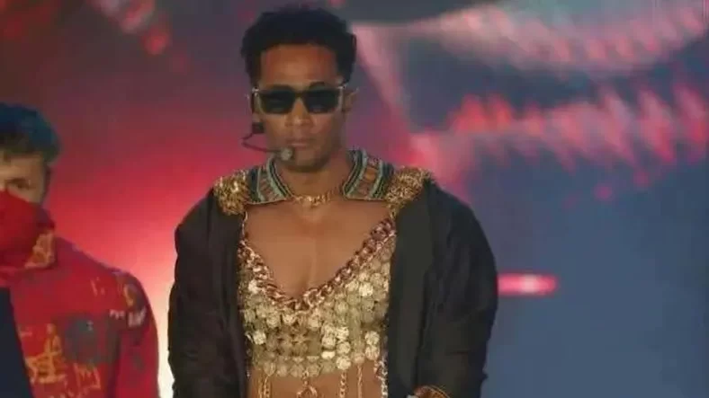 بإطلالة غريبة.. محمد رمضان يثير الجدل خلال حفل بأميركا