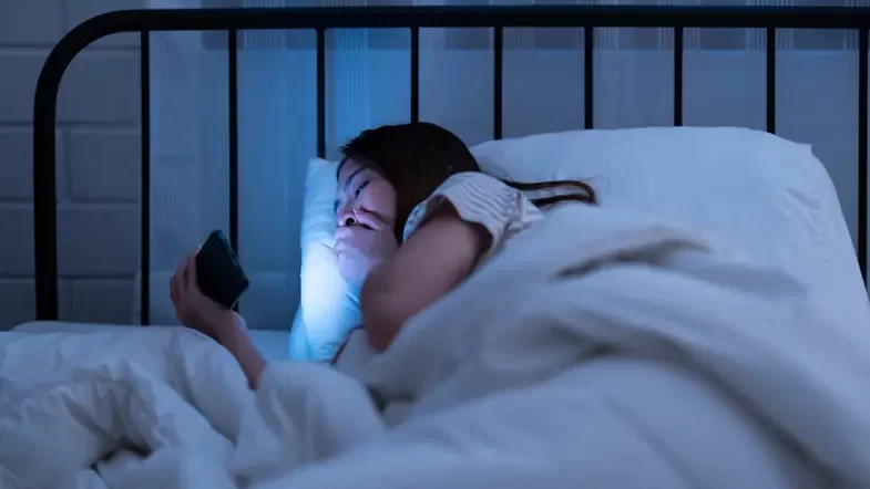 احذر.. ساعة على الهاتف قبل النوم تزيد الأرق بنسبة 59%
