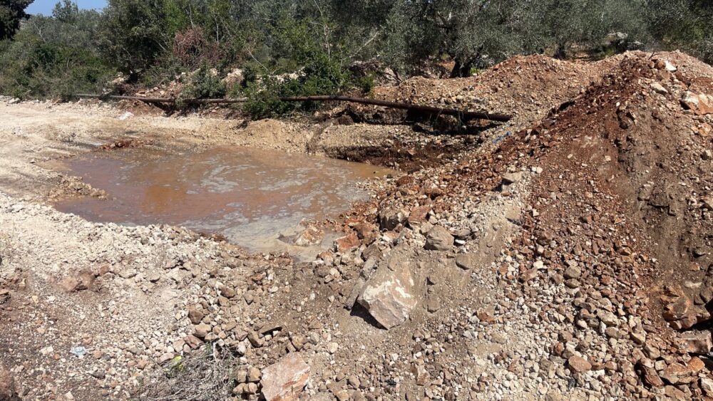الاحتلال يعيد إغلاق مدخل أم صفا ويحطم خط المياه الرئيسي المغذي لها