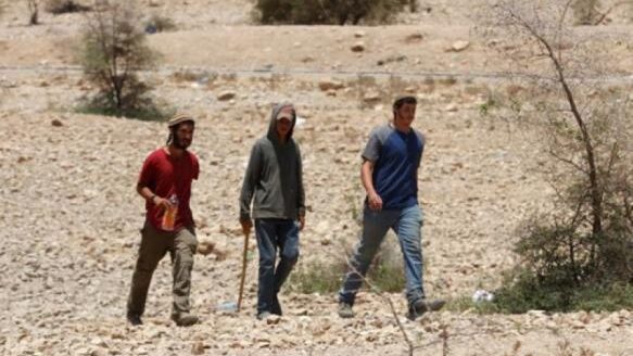 مستوطنون يهاجمون تجمعاً لمواطنين شمال أريحا