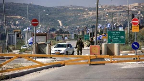 الاحتلال يحتجز حوالي مئة معلم ومعلمة على حاجز الحمرا العسكري