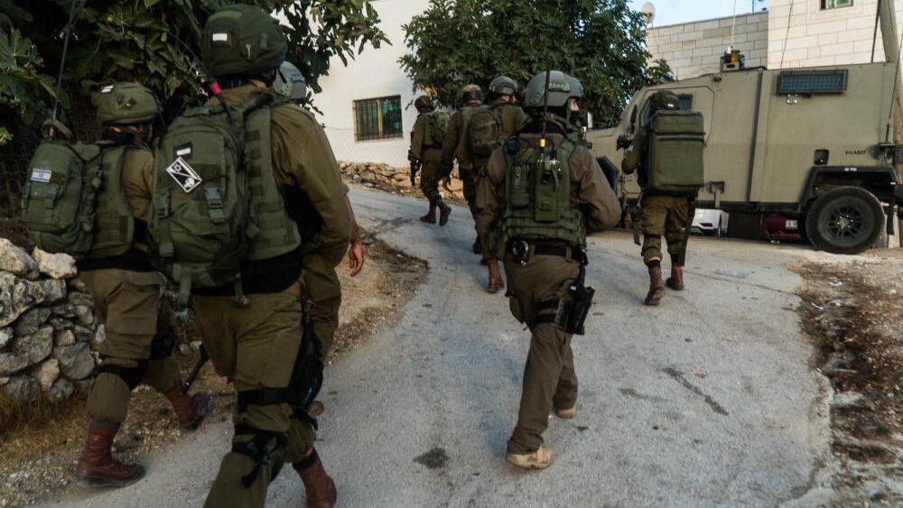 الاحتلال يعتقل أربعة شبان بينهم شقيقان من بلدة عناتا