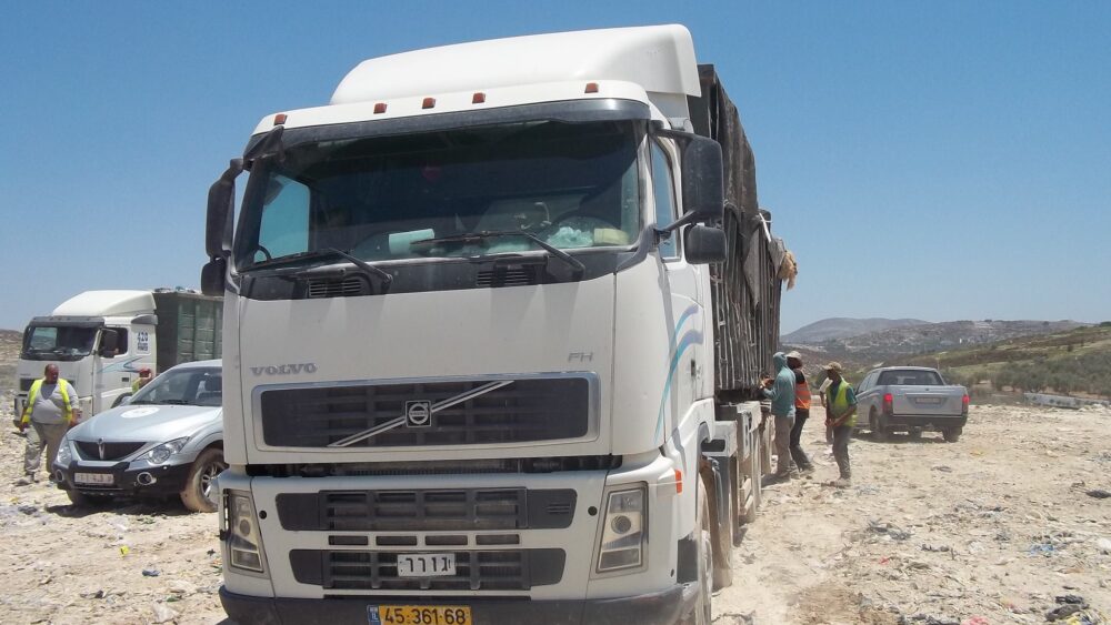 نابلس: إعادة شاحنة إسرائيلية محملة بنفايات إلى مستوطنة "أريئيل" بعد ضبطها في حوارة