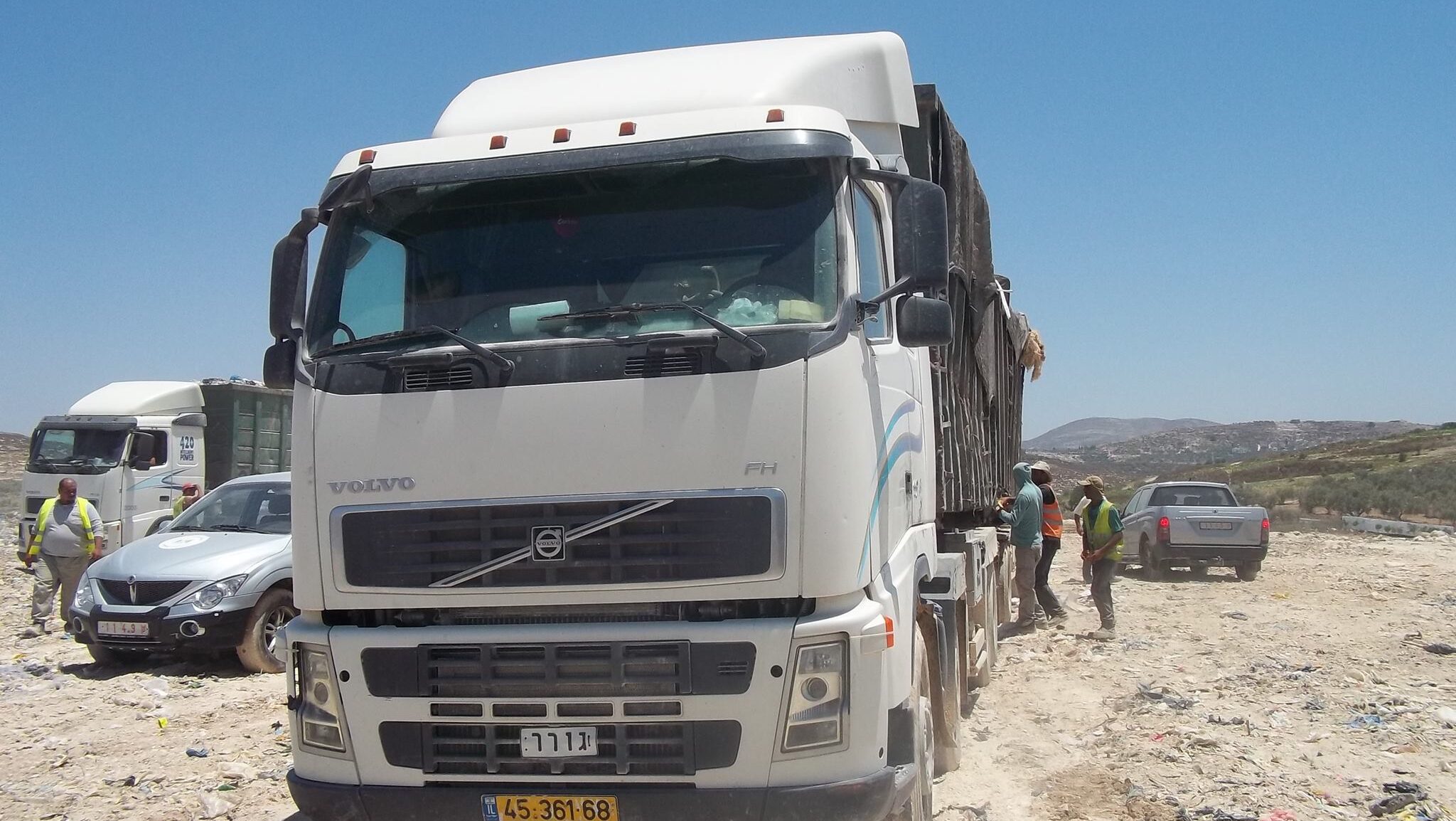 نابلس: إعادة شاحنة إسرائيلية محملة بنفايات إلى مستوطنة "أريئيل" بعد ضبطها في حوارة