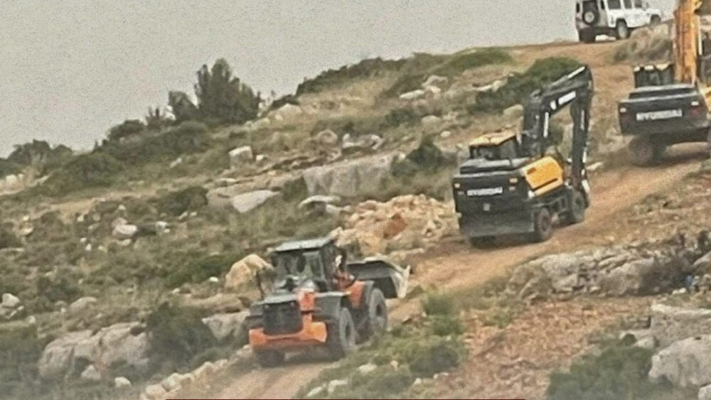 قوات الاحتلال تشرع بهدم متنزه في بيت ساحور