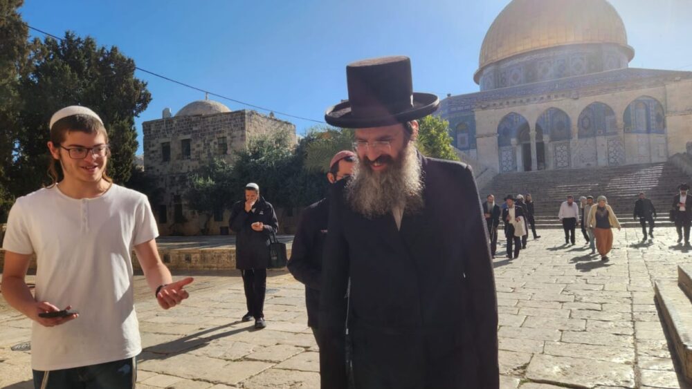 يترأسهم المتطرف "شمشون ألبويم" ... مستوطنون يقتحمون المسجد الأقصى المبارك