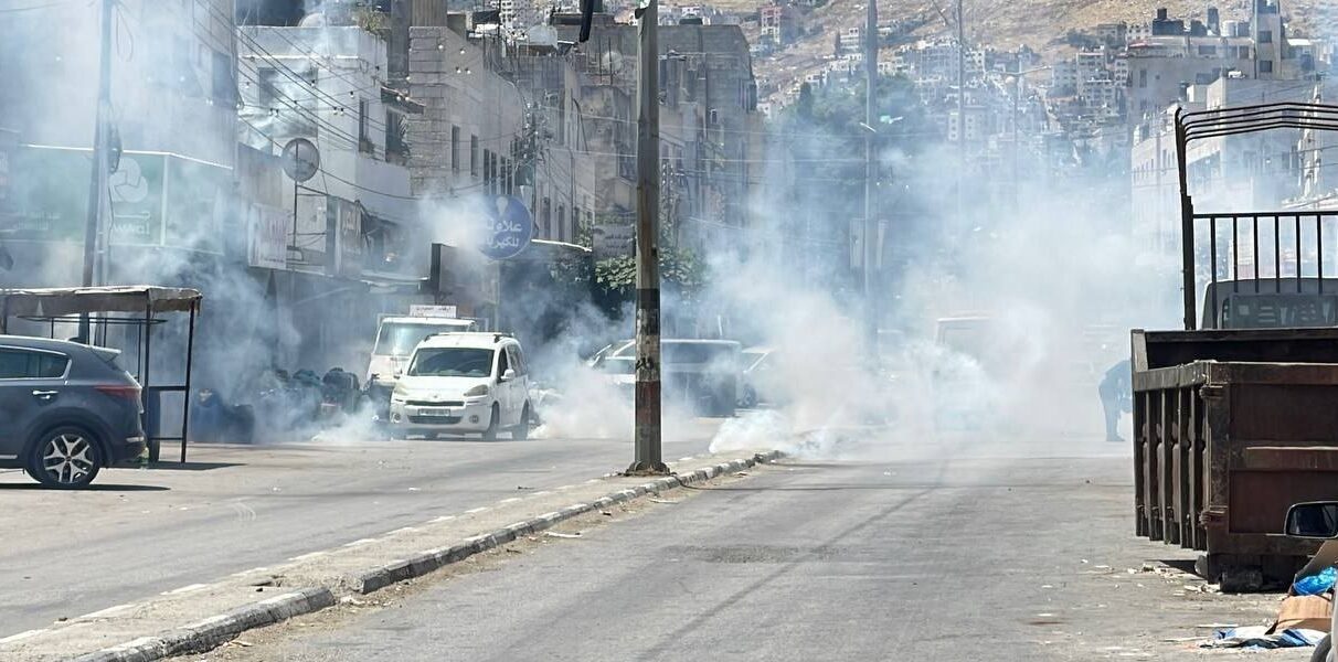 إصابات بالاختناق خلال اقتحام الاحتلال مخيم عسكر شرق نابلس