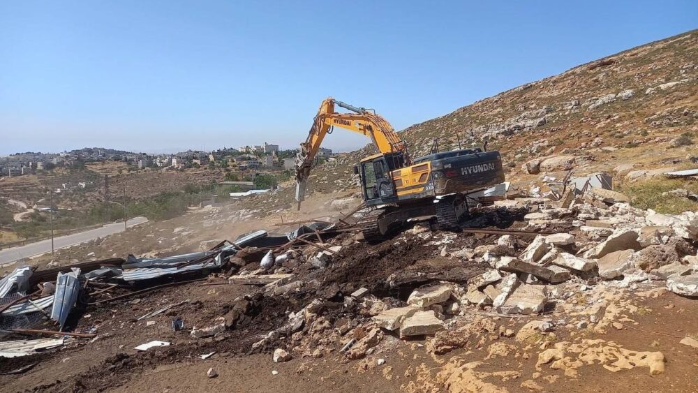 الاحتلال يهدم منشأة زراعية وحظيرة مواشٍ في دير جرير شرق رام الله