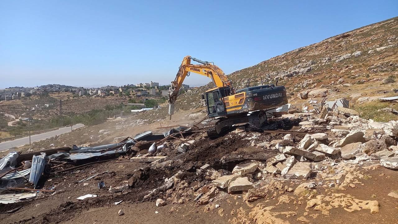 الاحتلال يهدم منشأة زراعية وحظيرة مواشٍ في دير جرير شرق رام الله