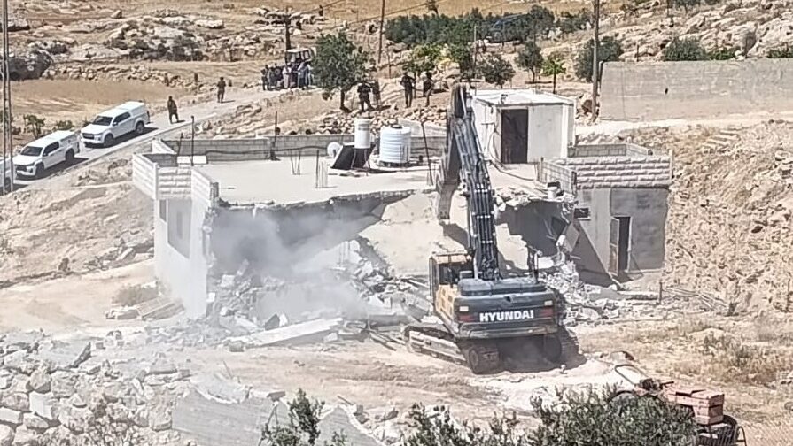 الاحتلال يهدم منزلاً وأسواراً وبئر مياه شرق يطا جنوب الخليل