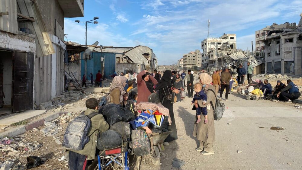 الاحتلال يجبر المواطنين على النزوح قسراً من مناطق في خانيونس