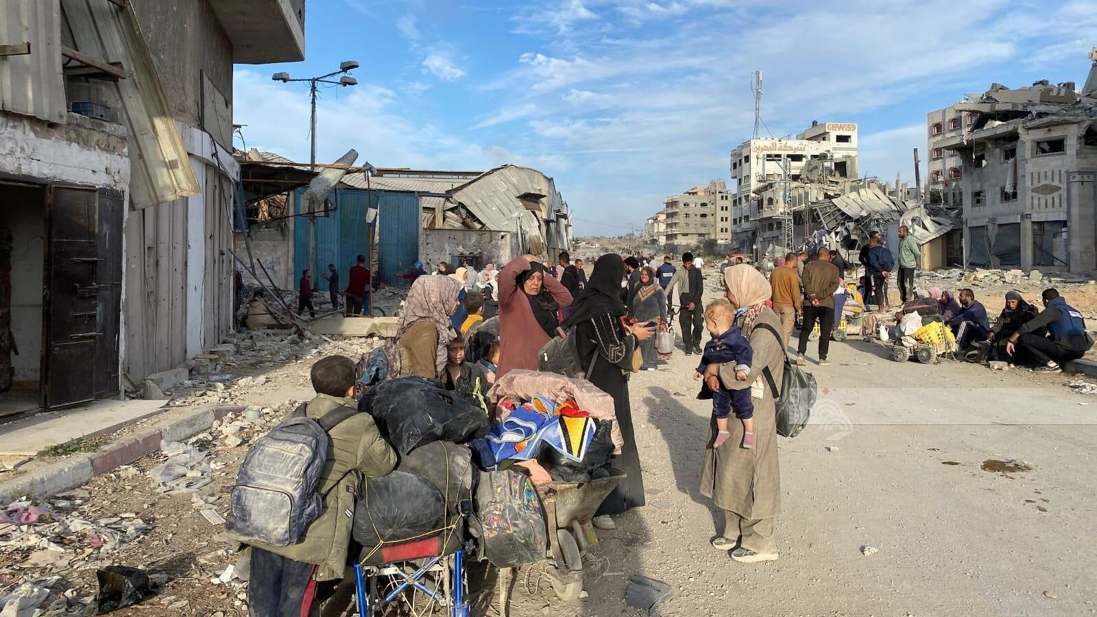 الاحتلال يجبر المواطنين على النزوح قسراً من مناطق في خانيونس