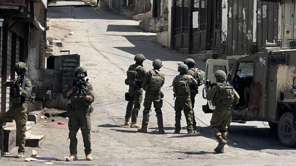 الاحتلال يعتقل 45 مواطناً على الأقل من الضفة الغربية
