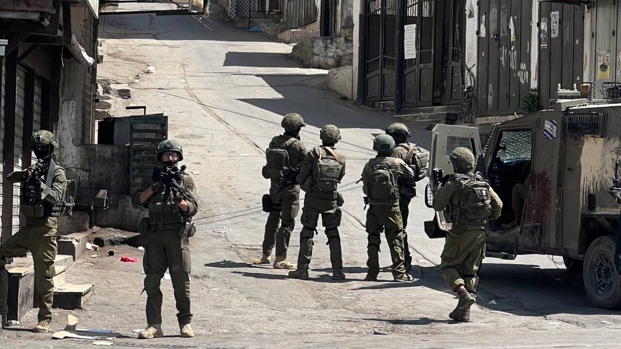 الاحتلال يعتقل 45 مواطناً على الأقل من الضفة الغربية