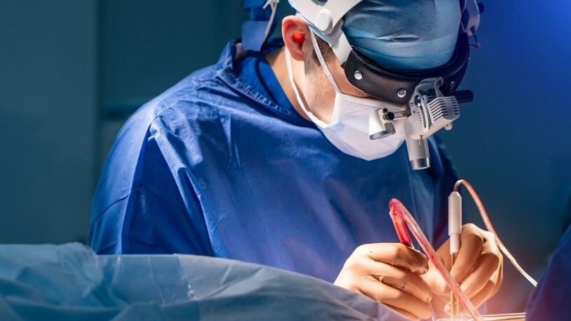 لأول مرة في العالم.. استئصال ورم في العمود الفقري عبر العين