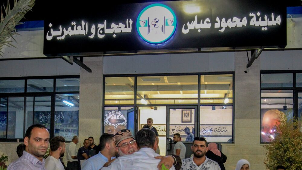 المتحدث باسم الدفاع المدني بقطاع غزة محمود بصل: - الاحتلال يزيد من عمليات القصف واستهداف المنازل المأهولة بالسكان مما يزيد من عدد الشهداء والجرحى. - الاحتلال يستخدم سياسة تقليص المساحات وإفراغ المناطق المأهولة بالسكان لأجل الضغط على الأهالي وترويعهم. آلاف المواطنين باتوا ليلتهم دون مأوى وبالعراء والشوارع نتيجة التهديدات الإسرائيلية بقصف المدارس ومراكز الإيواء التي تأوي آلاف النازحين. - الاحتلال يعرقل عملنا في الوصول والاستجابة لنداءات الأهالي عند عمليات القصف. - تدمير الاحتلال مقدرات الدفاع المدني بشكل ممنهج يزيد من صعوبة عملنا في أماكن القصف والاستهداف.