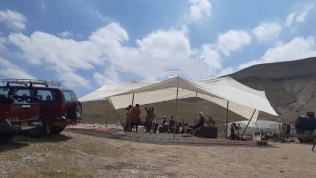 مستوطنون يشرعون بنصب خيام في برية المنية شرق بيت لحم