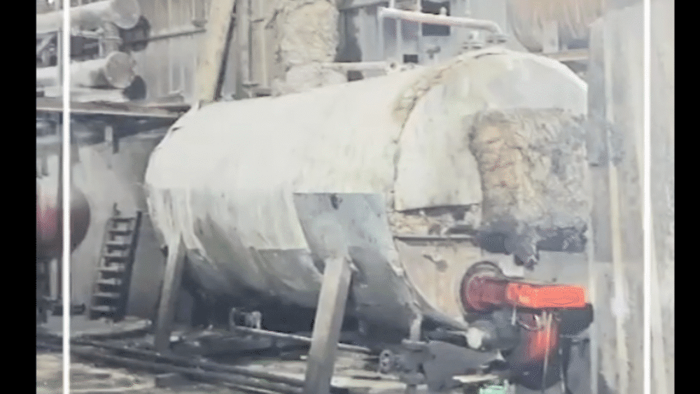 الشرطة والضابطة الجمركية تضبطان كميات ضخمة من المحروقات المغشوشة داخل مصنع في نابلس