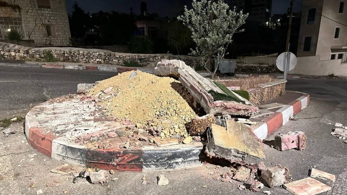 الاحتلال يعتقل ثلاثة شبان ويهدم دوار الشهيدين عوض الله في البيرة