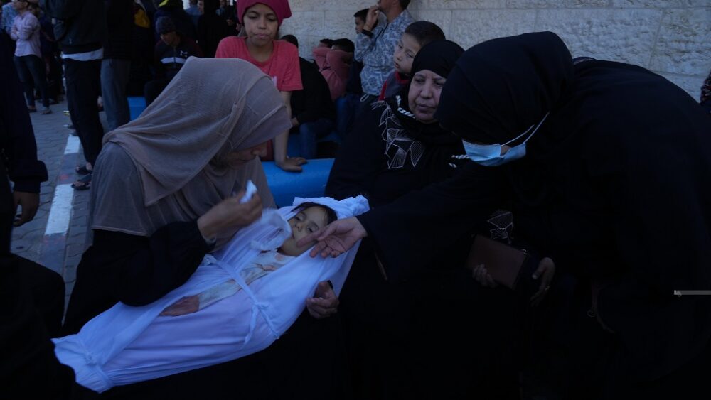 استشهاد عائلة نازحة في قصف الاحتلال خيمة تؤوي نازحين بدير البلح