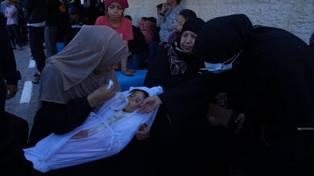 استشهاد عائلة نازحة في قصف الاحتلال خيمة تؤوي نازحين بدير البلح