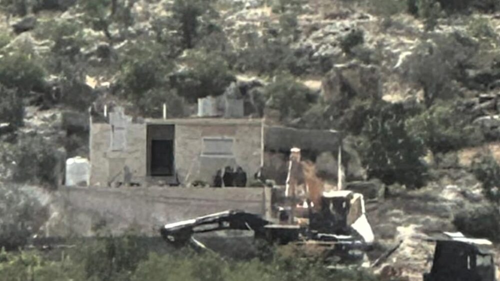 الاحتلال يهدم منزلاً شرق بلدة إذنا غرب الخليل