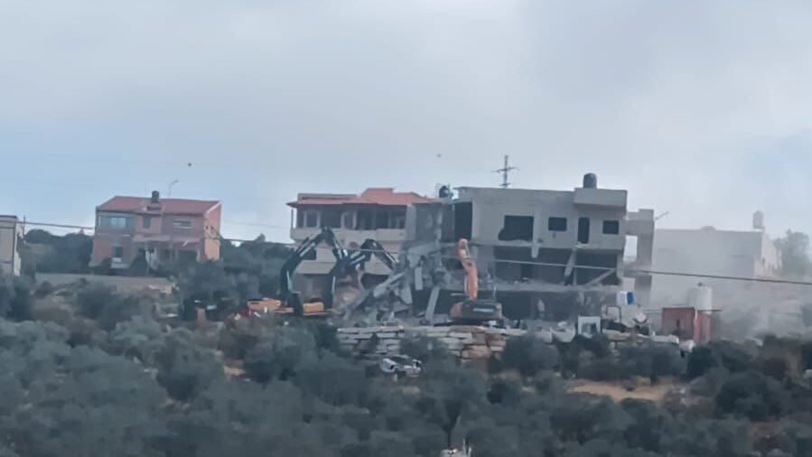 الاحتلال يهدم منزلاً في بروقين ويواصل اقتحامها لليوم الخامس