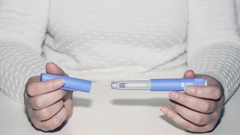 الآثار الجانبية لأوزمبيك تُقلق المرضى والتبليغ عنها يتضاعف.. وامرأة استعملت مونجارو تصفه بالطعن بسكين