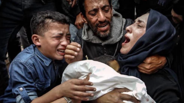 الطبيبة آلاء النجار تودع جثامين تسعة من أبنائها أثناء تأدية عملها في مستشفيات قطاع غزة