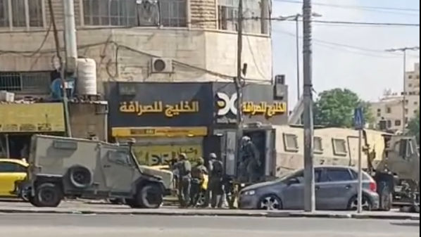  قوات الاحتلال تقتحم عدة مدن بالضفة الغربية وتداهم محلات صرافة
