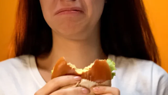 لسان أوزمبيك.. طعم معدني في الفم وتغير مذاق الأكل مثل الإصابة بكورونا