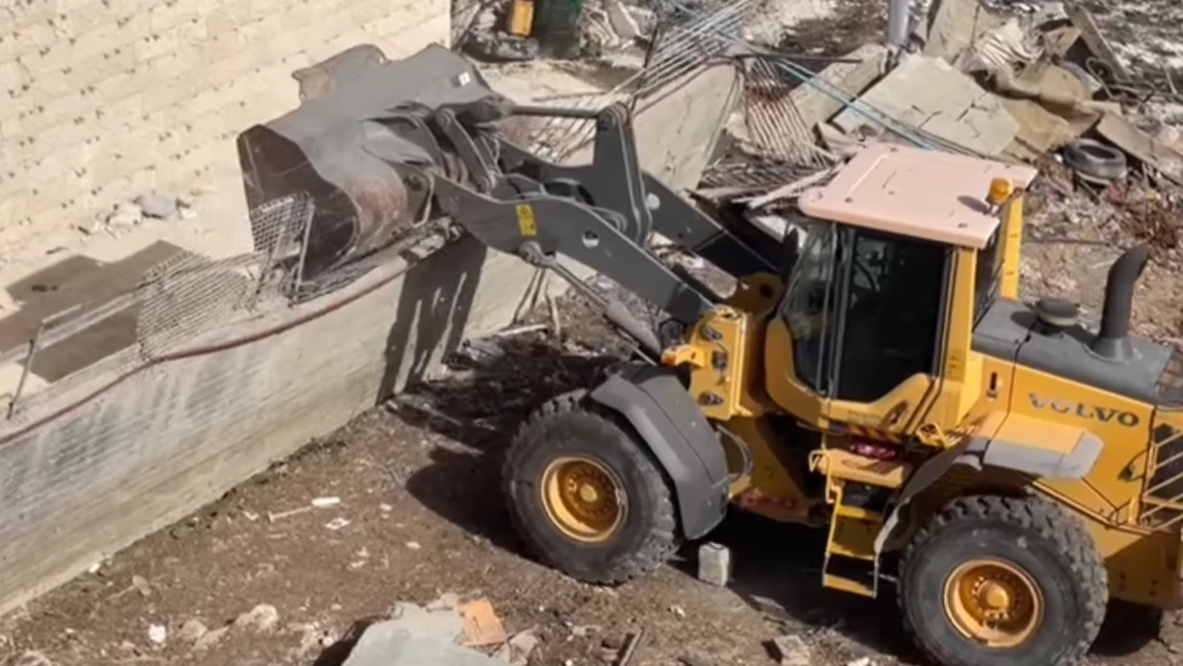 الاحتلال ينفذ عمليات هدم وتجريف في بلدة عناتا شمال شرق القدس