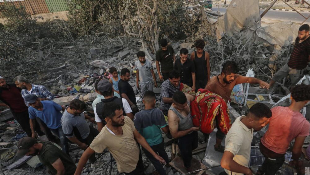 وزارة الصحة بغزة: 33 شهيداً خلال الـ 24 ساعة الماضية، وارتفاع حصيلة الشهداء إلى 52,862