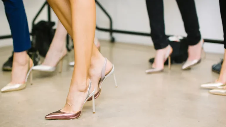 بلدة أميركية تُلزم السيدات بـ"تصريح قانوني" لارتداء الكعب العالي