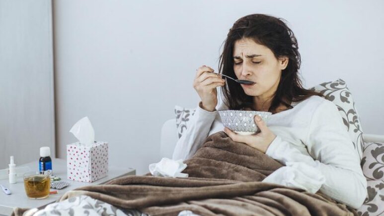 "لا تهمل تناول الطعام".. ماذا تأكل عندما تكون مريضًا؟