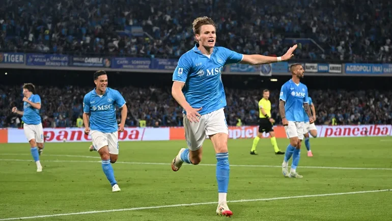 نابولي يتوج بلقب الدوري الإيطالي للمرة الرابعة في تاريخه