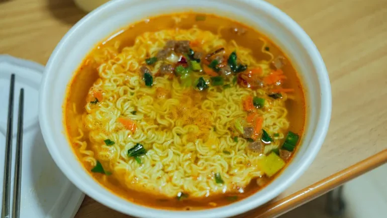 هل تشكل النودلز خطرا صحيا؟ 5 نصائح لتجنب أضرار الشعيرية سريعة التحضير