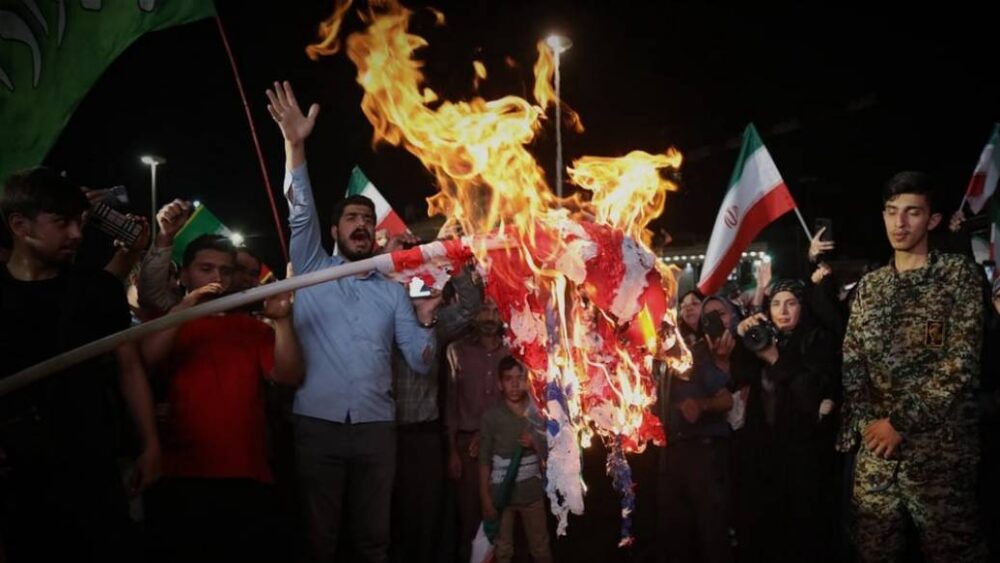 إيران تهدّد بتفعيل خلايا نائمة داخل الولايات المتحدة؛ رداً على ضرب مواقعها النووية