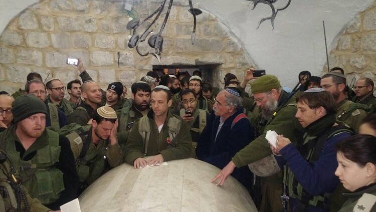 بعد 25 عامًا من الإخلاء.. الاحتلال يدرس عودة دائمة إلى قبر يوسف شرق نابلس