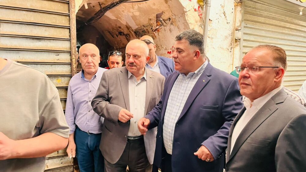 محافظ نابلس يتفقد البلدة القديمة عقب عدوان الاحتلال عليها
